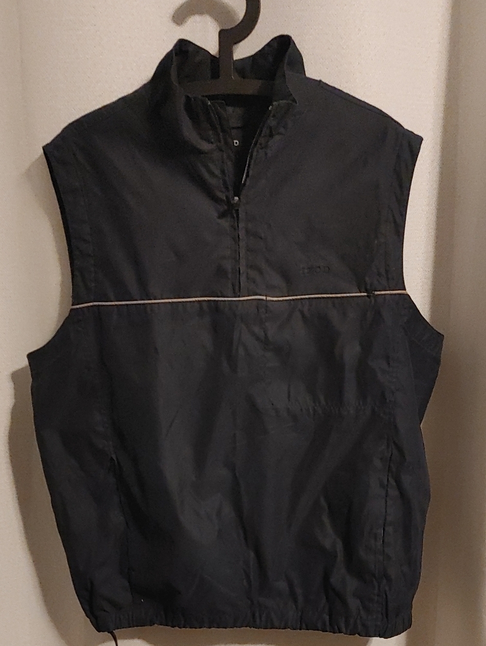 Izod Men's Navy Blue Sleeveless Shell Vest with Contrast Piping